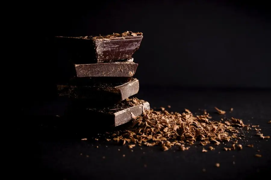 Barras de chocolate oscuro apiladas