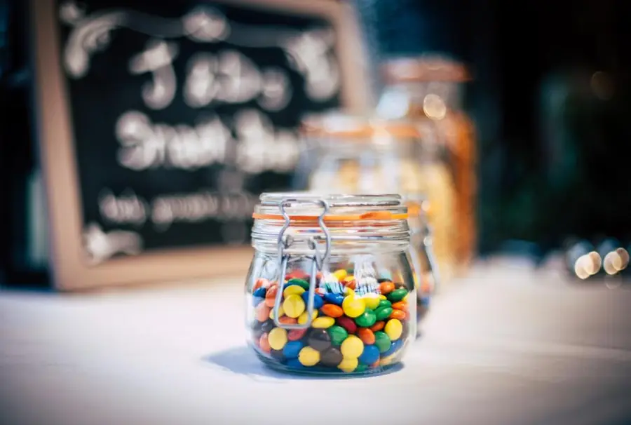 Frascos de vidrio con dulces de colores