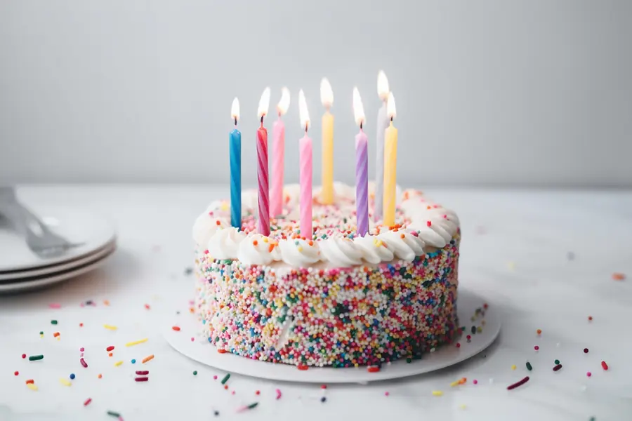 Pastel de cumpleaños con velas y chispas