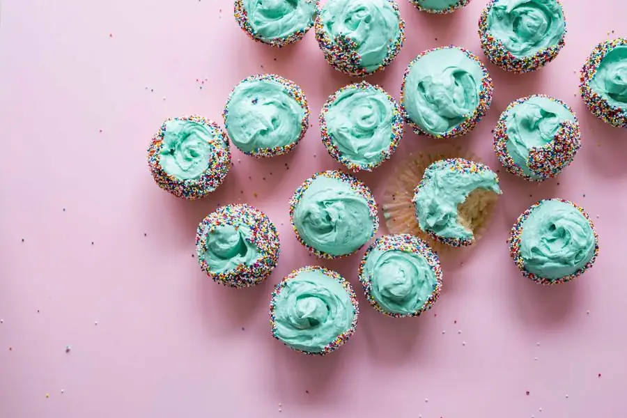 Cupcakes con betún y chispas de colores