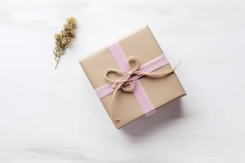 Caja de regalo envuelta en papel kraft