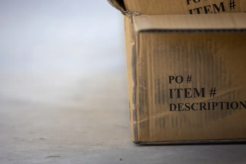 Caja de cartón de envío sobre fondo neutro