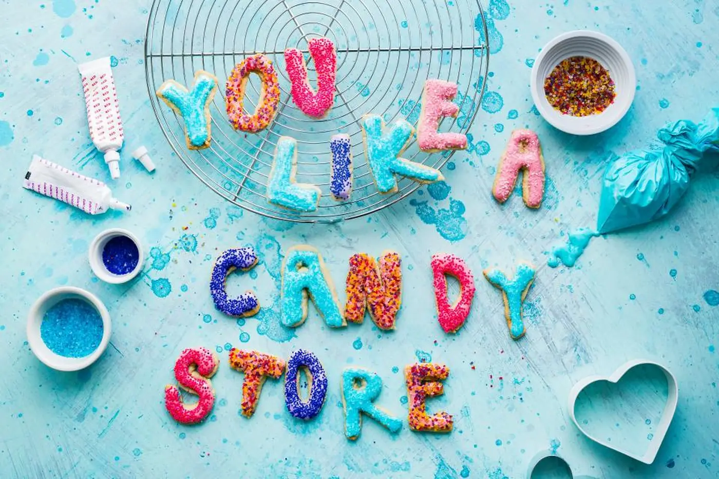 Letras de dulce sobre una mesa clara