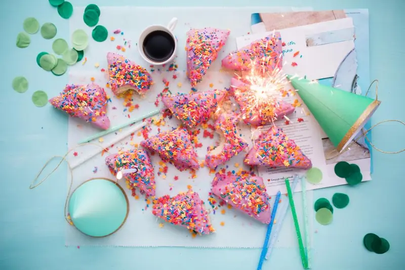 Mesa de fiesta con chispas de colores